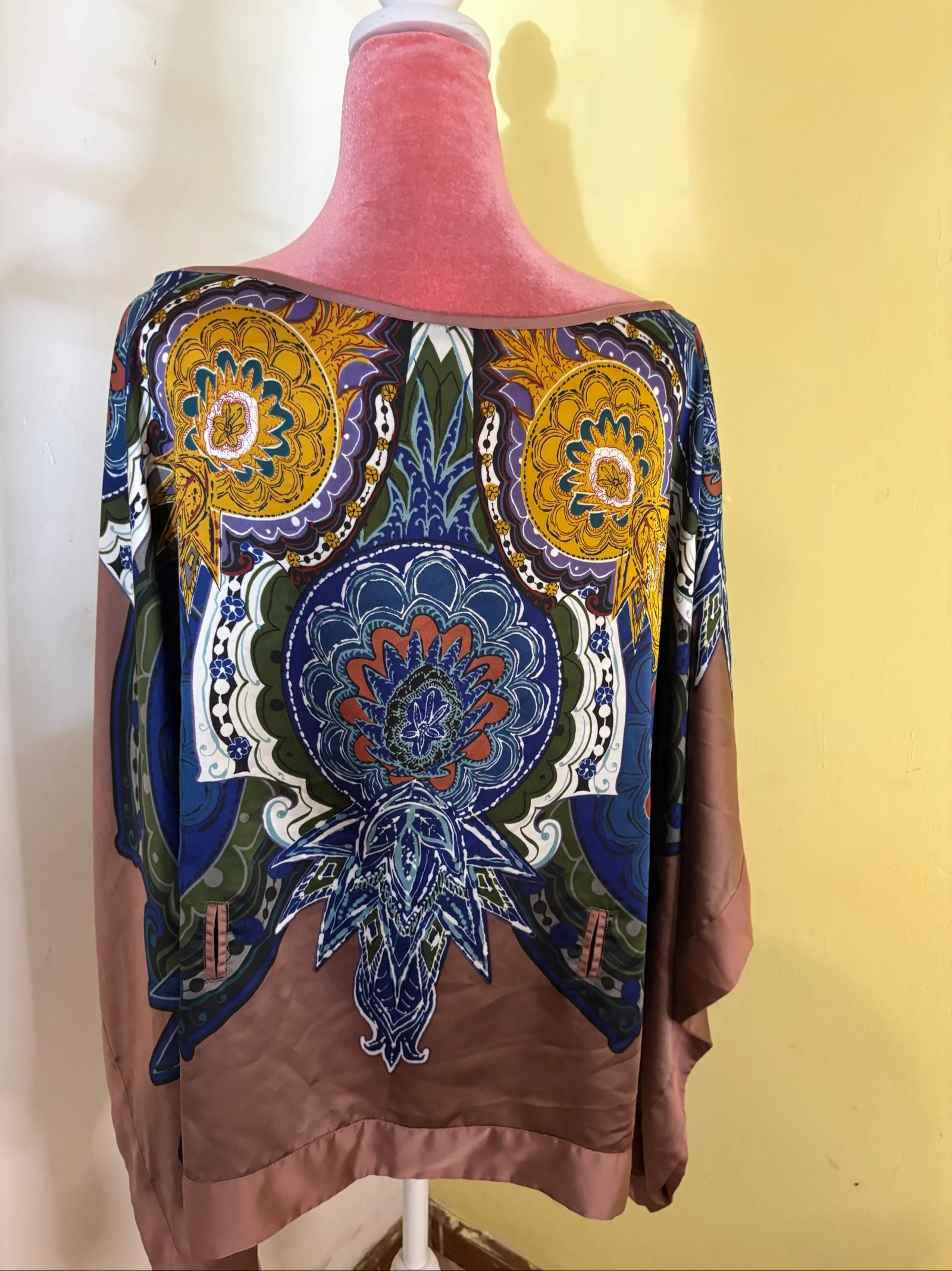 Blusa Poncho Acetinada Boho con Estampa Mandala Azul y Mostaza – photo 3